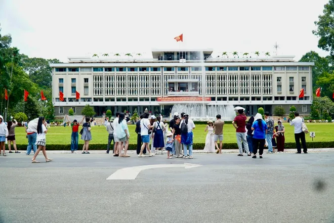 Du lịch TP Hồ Ch&iacute; Minh thu 4.900 tỷ trong dịp lễ Quốc kh&aacute;nh 2/9 - Ảnh 2.