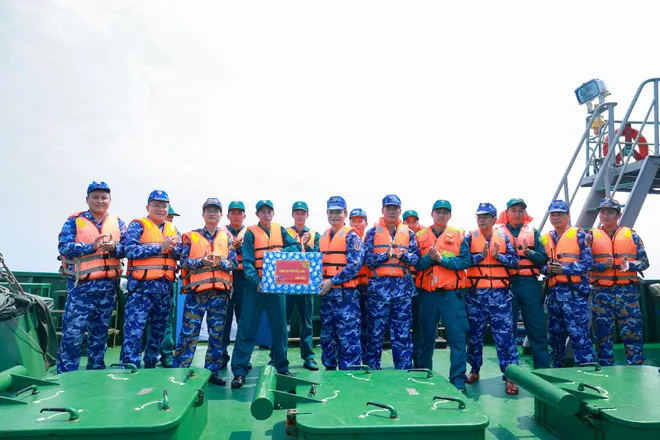 Cảnh sát biển Việt Nam kiểm tra thực tế, quyết liệt ngăn chặn vi phạm IUU tại vùng biển giáp ranh - Ảnh 6.