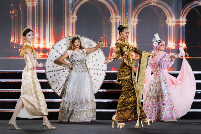 Miss World 2026: 111 thí sinh trình diễn văn hóa trên sân khấu hơn 110m tại Khánh Hòa- Ảnh 7. Miss World 2026: 111 thí sinh trình diễn văn hóa trên sân khấu hơn 110m tại Khánh Hòa- Ảnh 7.