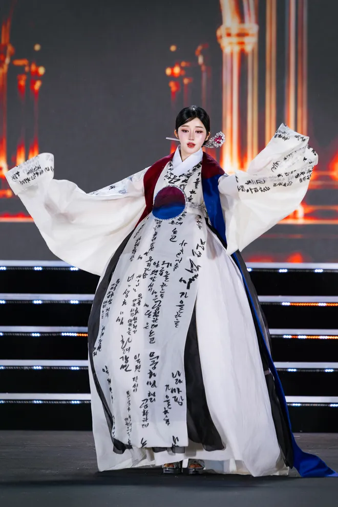 Miss World 2026: 111 thí sinh trình diễn văn hóa trên sân khấu hơn 110m tại Khánh Hòa- Ảnh 8. Miss World 2026: 111 thí sinh trình diễn văn hóa trên sân khấu hơn 110m tại Khánh Hòa- Ảnh 8.