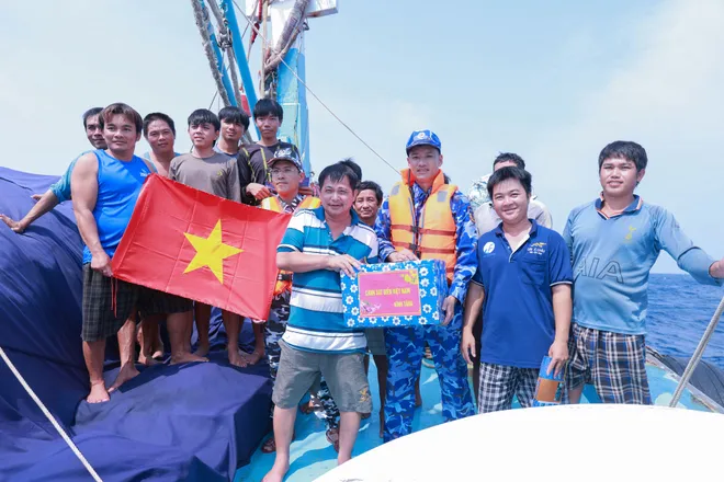 Cảnh sát biển Việt Nam kiểm tra thực tế, quyết liệt ngăn chặn vi phạm IUU tại vùng biển giáp ranh - Ảnh 4.