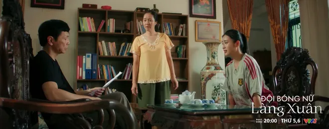 Đội bóng nữ làng Xuân - Tập 1: Ông Khiêm (Trung Anh) tức giận khi Minh (Thảo My) tự ý ký hợp đồng với công ty lạ- Ảnh 9.