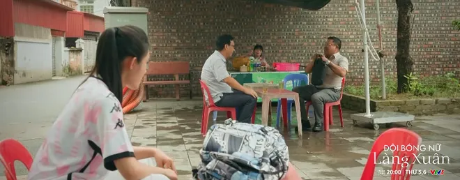 Đội bóng nữ làng Xuân - Tập 2: Cãi lời bố, Minh ăn ngay cú lừa đầu tiên - Ảnh 3.
