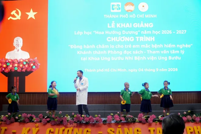 Lễ khai giảng đặc biệt của bệnh nhi ung thư- Ảnh 1.