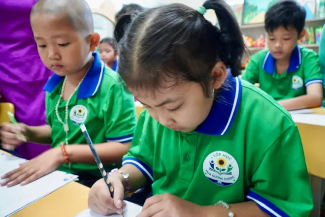 Lễ khai giảng đặc biệt của bệnh nhi ung thư- Ảnh 8.