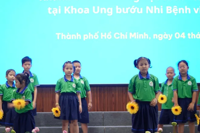 Lễ khai giảng đặc biệt của bệnh nhi ung thư- Ảnh 2.