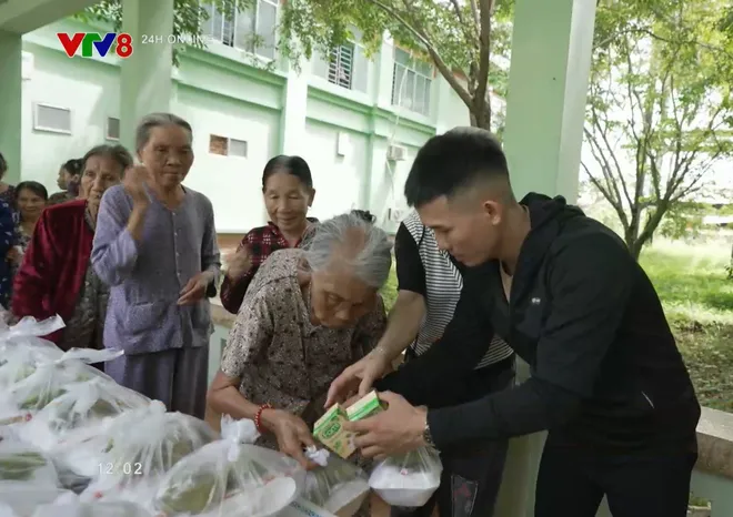 "Anh Tiên" giữa đời thực: Hành trình 7 năm thắp lửa yêu thương và sẻ chia tại Đà Nẵng- Ảnh 5. "Anh Tiên" giữa đời thực: Hành trình 7 năm thắp lửa yêu thương và sẻ chia tại Đà Nẵng- Ảnh 5.