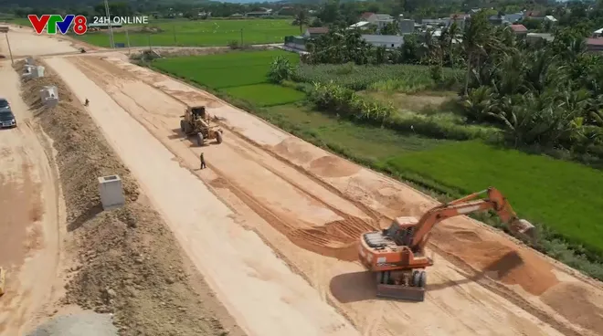 Tháo gỡ điểm nghẽn đầu tư công tại Quảng Ngãi: Quyết liệt kỷ cương, tăng tốc giải ngân những tháng cuối năm- Ảnh 2. Tháo gỡ điểm nghẽn đầu tư công tại Quảng Ngãi: Quyết liệt kỷ cương, tăng tốc giải ngân những tháng cuối năm- Ảnh 2.