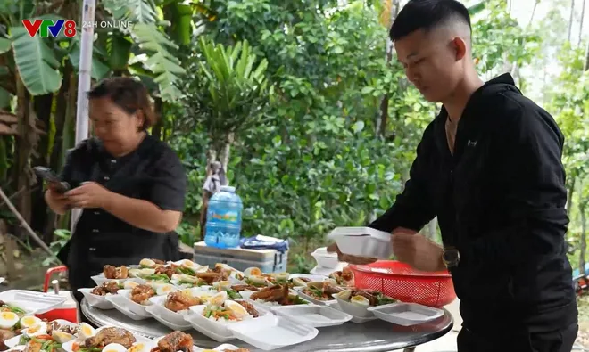 "Anh Tiên" giữa đời thực: Hành trình 7 năm thắp lửa yêu thương và sẻ chia tại Đà Nẵng- Ảnh 6. "Anh Tiên" giữa đời thực: Hành trình 7 năm thắp lửa yêu thương và sẻ chia tại Đà Nẵng- Ảnh 6.