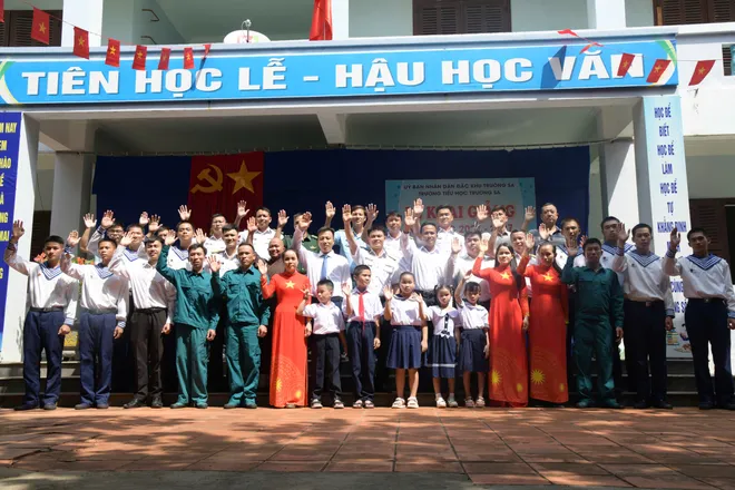 Rộn r&agrave;ng tiếng trống khai trường giữa tr&ugrave;ng khơi Trường Sa - Ảnh 5.