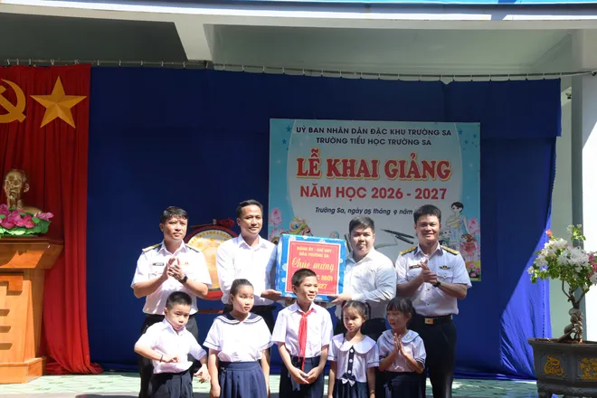 Rộn r&agrave;ng tiếng trống khai trường giữa tr&ugrave;ng khơi Trường Sa - Ảnh 4.