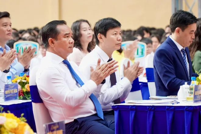 Niềm vui lớn của thầy trò trường THPT Trần Khai Nguyên trong ngày khai giảng - Ảnh 2.