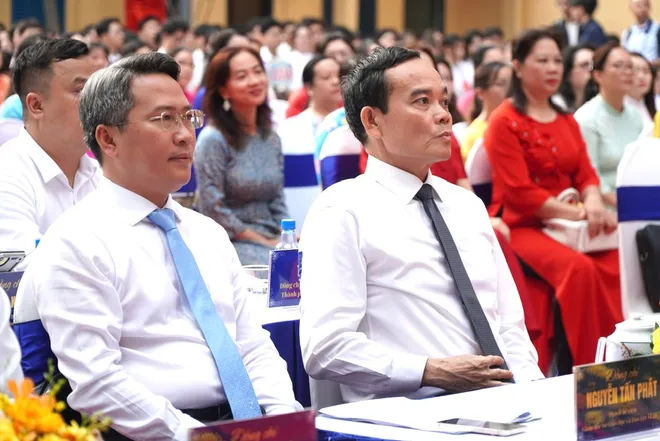 Niềm vui lớn của thầy trò trường THPT Trần Khai Nguyên trong ngày khai giảng - Ảnh 1.