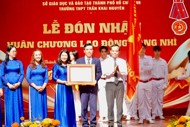 Niềm vui lớn của thầy trò trường THPT Trần Khai Nguyên trong ngày khai giảng - Ảnh 13.