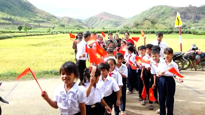 Thiêng liêng ngày khai trường ở vùng cao- Ảnh 3. Thiêng liêng ngày khai trường ở vùng cao- Ảnh 3.