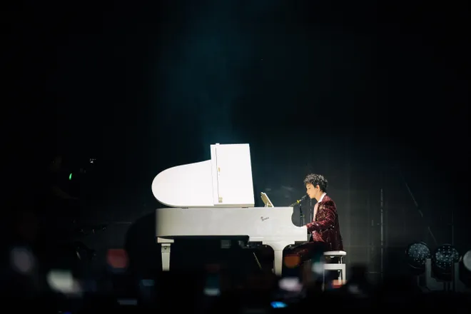 Anh tài Hoàng Dũng bùng cháy trong concert cá nhân với hơn 11.000 khán giả cùng hòa giọng - Ảnh 3.