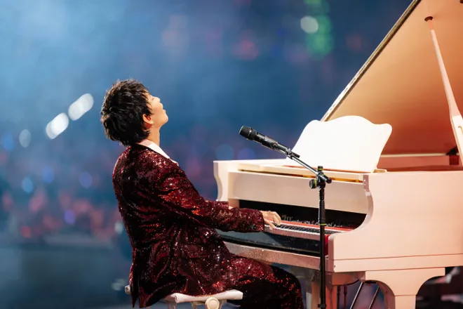 Anh tài Hoàng Dũng bùng cháy trong concert cá nhân với hơn 11.000 khán giả cùng hòa giọng - Ảnh 2.
