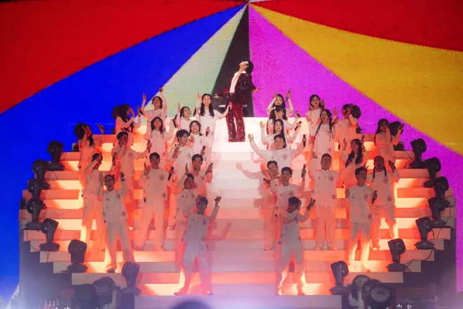 Anh tài Hoàng Dũng bùng cháy trong concert cá nhân với hơn 11.000 khán giả cùng hòa giọng - Ảnh 6.