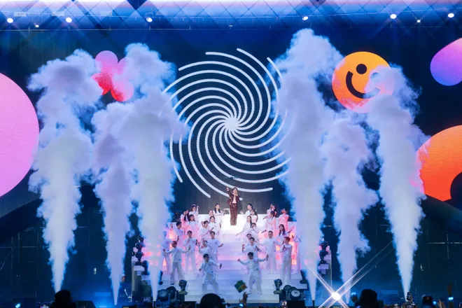 Anh tài Hoàng Dũng bùng cháy trong concert cá nhân với hơn 11.000 khán giả cùng hòa giọng - Ảnh 5.