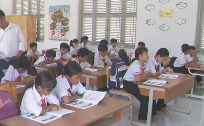Miễn phí sách giáo khoa cho học sinh vùng khó khăn: Khánh Hòa tạo bước đệm nâng cao chất lượng giáo dục- Ảnh 1. Miễn phí sách giáo khoa cho học sinh vùng khó khăn: Khánh Hòa tạo bước đệm nâng cao chất lượng giáo dục- Ảnh 1.