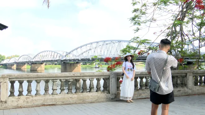 Cầu Trường Tiền được phủ màu nhũ bạc dần hoàn thiện- Ảnh 1. Cầu Trường Tiền được phủ màu nhũ bạc dần hoàn thiện- Ảnh 1.