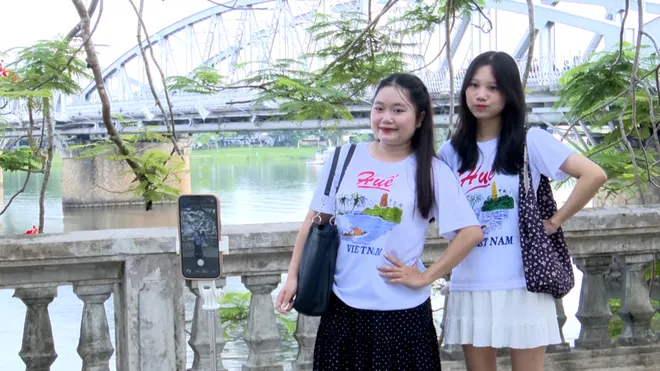 Cầu Trường Tiền được phủ màu nhũ bạc dần hoàn thiện- Ảnh 2. Cầu Trường Tiền được phủ màu nhũ bạc dần hoàn thiện- Ảnh 2.