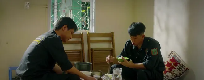 M&ugrave;a h&egrave; năm ấy - Tập 14: Phương muối mặt nhờ T&ugrave;ng cứu Kh&aacute;nh vụ qu&aacute;n bar - Ảnh 1.