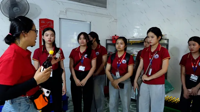 Phụ nữ l&agrave;ng biển đưa di sản qu&ecirc; hương th&agrave;nh sinh kế du lịch- Ảnh 2.