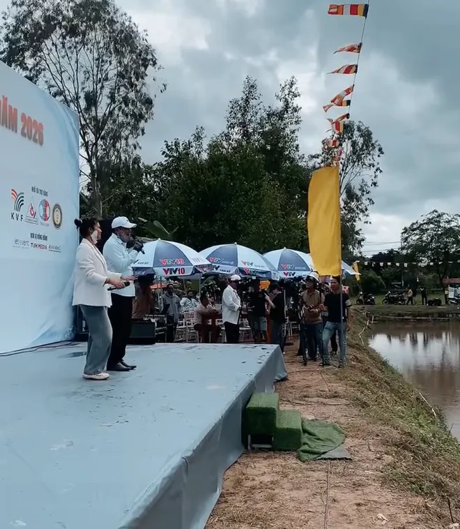 Rộn ràng ngày Hội đua bò chùa Rô - Ảnh 5.