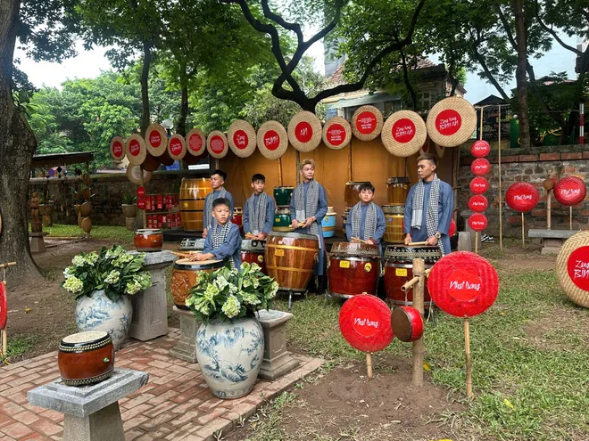 “Nhất trống - Một tiếng trống - Ngàn năm văn hiến”: Nhịp đập di sản giữa lòng di tích lịch sử- Ảnh 2. “Nhất trống - Một tiếng trống - Ngàn năm văn hiến”: Nhịp đập di sản giữa lòng di tích lịch sử- Ảnh 2.