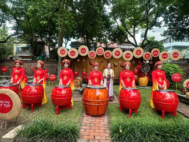 “Nhất trống - Một tiếng trống - Ngàn năm văn hiến”: Nhịp đập di sản giữa lòng di tích lịch sử- Ảnh 1. “Nhất trống - Một tiếng trống - Ngàn năm văn hiến”: Nhịp đập di sản giữa lòng di tích lịch sử- Ảnh 1.