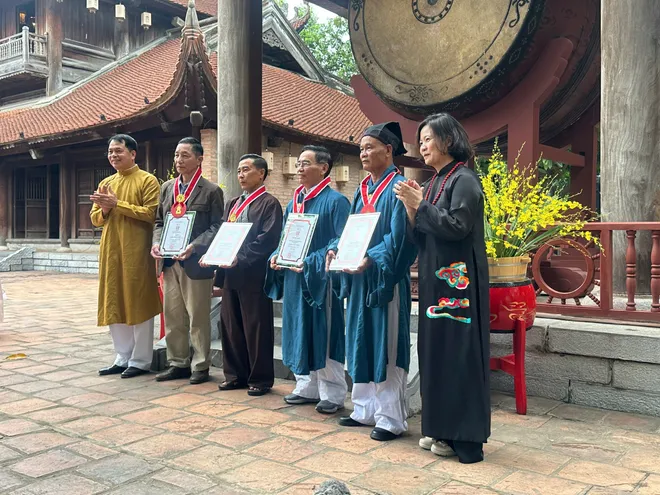 “Nhất trống - Một tiếng trống - Ngàn năm văn hiến”: Nhịp đập di sản giữa lòng di tích lịch sử- Ảnh 4. “Nhất trống - Một tiếng trống - Ngàn năm văn hiến”: Nhịp đập di sản giữa lòng di tích lịch sử- Ảnh 4.