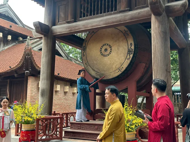 “Nhất trống - Một tiếng trống - Ngàn năm văn hiến”: Nhịp đập di sản giữa lòng di tích lịch sử- Ảnh 5. “Nhất trống - Một tiếng trống - Ngàn năm văn hiến”: Nhịp đập di sản giữa lòng di tích lịch sử- Ảnh 5.