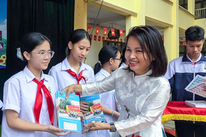 Hà Nội: Tuyên truyền an toàn giao thông cho hơn 900 học sinh, giáo viên Trường THCS Ngô Sỹ Liên - Ảnh 3.