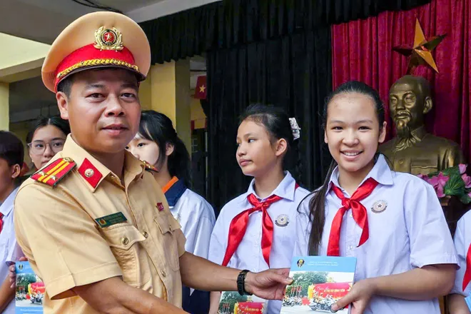 Hà Nội: Tuyên truyền an toàn giao thông cho hơn 900 học sinh, giáo viên Trường THCS Ngô Sỹ Liên - Ảnh 2.