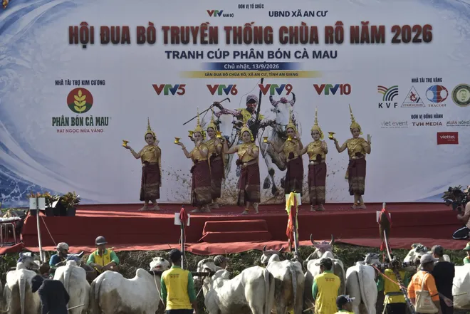 Những khuôn hình xuất sắc nhất “Khoảnh khắc đua bò Chùa Rô 2026” - Ảnh 14.