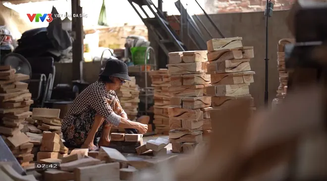 Việt Nam đa sắc: Câu chuyện của những đôi guốc mộc - Ảnh 1.