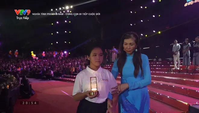 Đêm nhạc 'Nghĩa tình phương Nam - Cùng con đi tiếp cuộc đời' đóng góp 18,6 tỷ đồng - Ảnh 17.