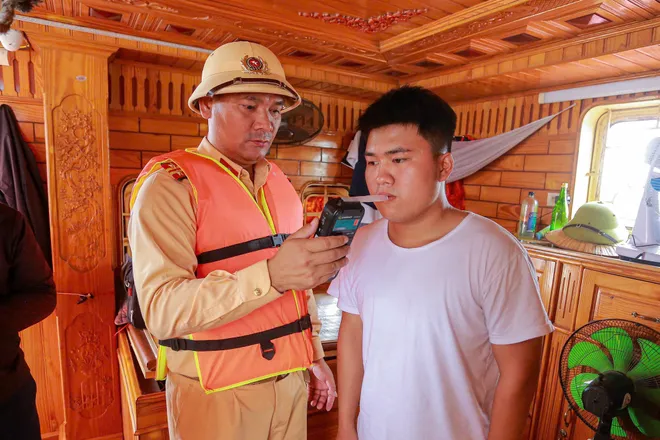 Hà Nội: Tăng cường kiểm tra, ngăn chặn hoạt động khai thác cát trái phép trên đường thủy nội địa - Ảnh 2.