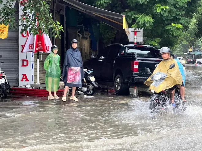 H&agrave; Nội: Mưa lớn k&eacute;o d&agrave;i suốt đ&ecirc;m g&acirc;y ngập, người d&acirc;n chật vật đi l&agrave;m s&aacute;ng nay - Ảnh 6.
