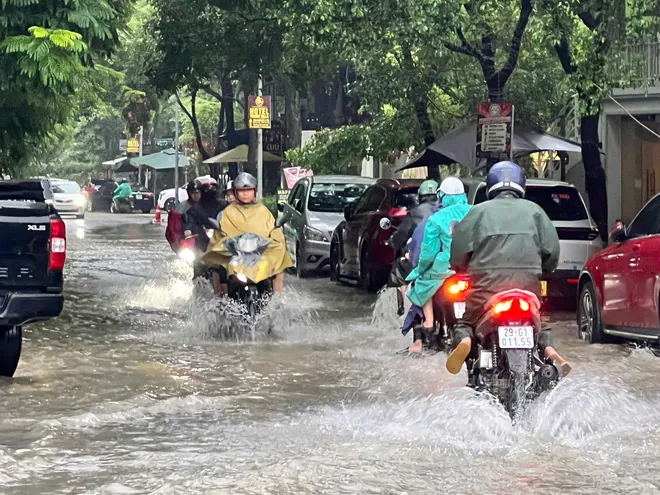H&agrave; Nội: Mưa lớn k&eacute;o d&agrave;i suốt đ&ecirc;m g&acirc;y ngập, người d&acirc;n chật vật đi l&agrave;m s&aacute;ng nay - Ảnh 5.