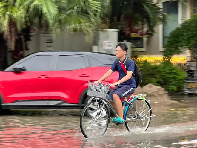 H&agrave; Nội: Mưa lớn k&eacute;o d&agrave;i suốt đ&ecirc;m g&acirc;y ngập, người d&acirc;n chật vật đi l&agrave;m s&aacute;ng nay - Ảnh 4.
