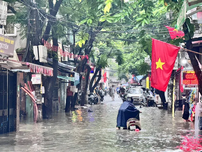 H&agrave; Nội: Mưa lớn k&eacute;o d&agrave;i suốt đ&ecirc;m g&acirc;y ngập, người d&acirc;n chật vật đi l&agrave;m s&aacute;ng nay - Ảnh 3.