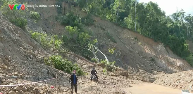 Sạt lở tuyến đường Nam Đông - A Lưới: Khẩn trương bảo đảm an toàn giao thông, phát huy hiệu quả công trình- Ảnh 6. Sạt lở tuyến đường Nam Đông - A Lưới: Khẩn trương bảo đảm an toàn giao thông, phát huy hiệu quả công trình- Ảnh 6.