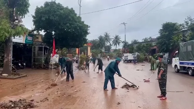 Ấm tình quân dân giữa mùa mưa lũ- Ảnh 13. Ấm tình quân dân giữa mùa mưa lũ- Ảnh 13.