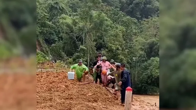 Ấm tình quân dân giữa mùa mưa lũ- Ảnh 2. Ấm tình quân dân giữa mùa mưa lũ- Ảnh 2.