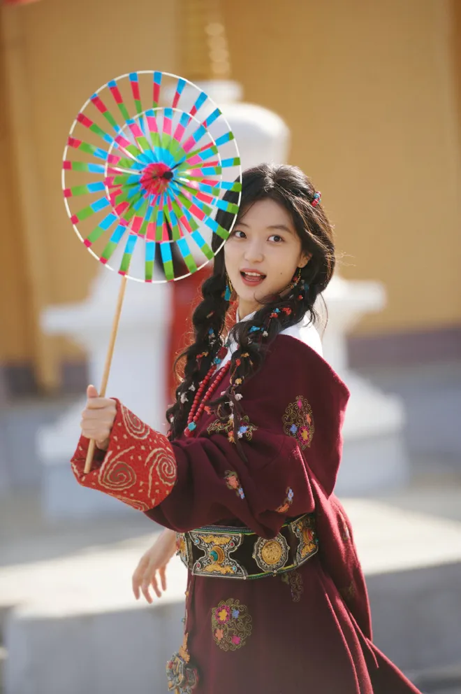 Tôn Thiên tăng mạnh fan nhờ sức hút 'Đầu xuân tươi sáng' - Ảnh 4.