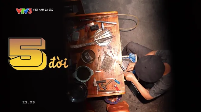 Việt Nam đa sắc: Chạm bạc Lao Xa - gìn giữ nghề chạm bạc truyền thống - Ảnh 4.