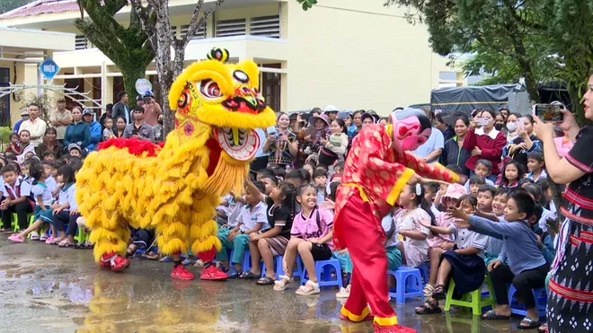 Trung thu sớm đến với trẻ vùng biên- Ảnh 4. Trung thu sớm đến với trẻ vùng biên- Ảnh 4.