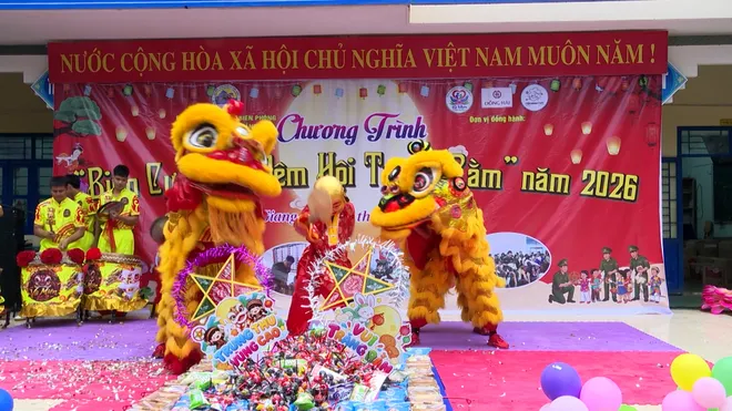 Trung thu sớm đến với trẻ vùng biên- Ảnh 5. Trung thu sớm đến với trẻ vùng biên- Ảnh 5.
